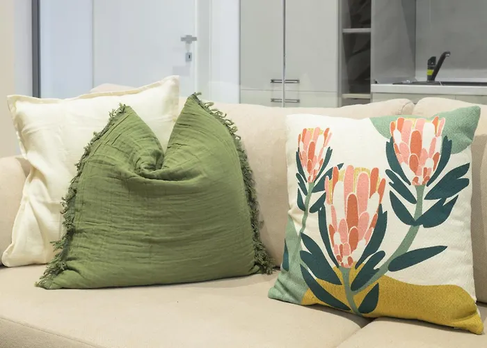 Tropics 1br Cozy Modern Entire Nuscocity Fast Wifi And Balcony Бухарест