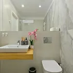 Апартаменти Tropics 1br Cozy Modern Entire Nuscocity Fast Wifi And Balcony Бухарест