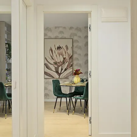 Tropics 1br Cozy Modern Entire Nuscocity Fast Wifi And Balcony Apartment