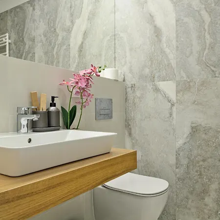 Tropics 1br Cozy Modern Entire Nuscocity Fast Wifi And Balcony *